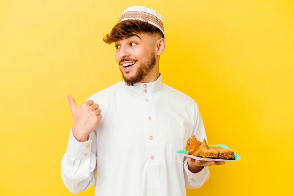 Ung Marockansk Man Bär Typiska Arabiska Kostym Äta Arabiska Sötsaker — Stockfoto