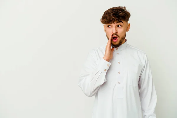 Mladý Maročan Nosí Typické Arabské Oblečení Izolované Bílém Pozadí Říká — Stock fotografie