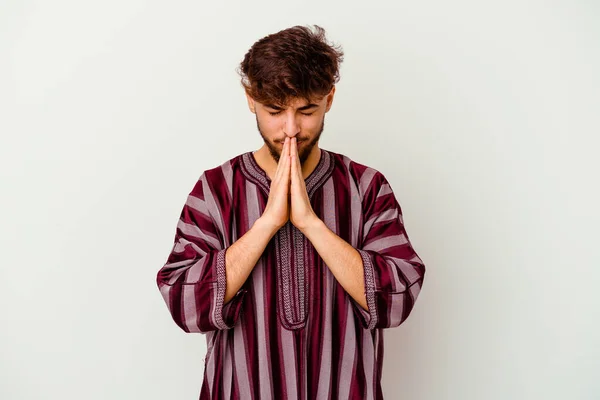 Молодий Марокканець Одинокий Білому Фоні Тримаючись Руки Молитві Біля Рота — стокове фото