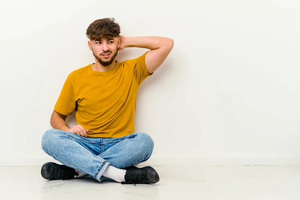 Mladý Marocký Muž Sedí Podlaze Izolované Bílém Pozadí Unavený Velmi — Stock fotografie