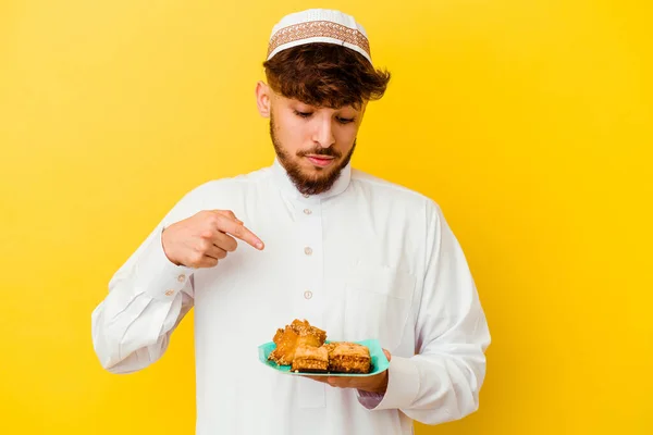 Giovane Marocchino Indossa Tipico Costume Arabo Mangiare Dolci Arabi Isolati — Foto Stock