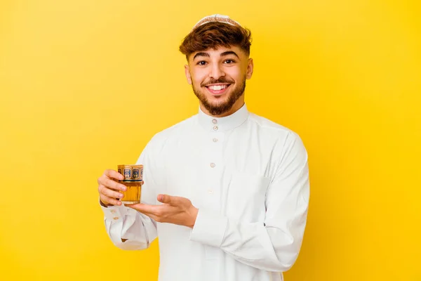 Jeune Homme Marocain Portant Costume Arabe Typique Buvant Thé Isolé — Photo