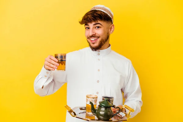 Jeune Homme Marocain Portant Costume Arabe Typique Buvant Thé Isolé — Photo