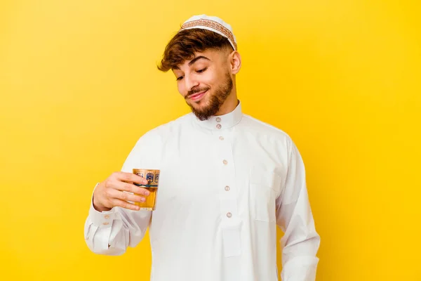 Jovem Marroquino Vestindo Típico Traje Árabe Bebendo Chá Isolado Fundo — Fotografia de Stock