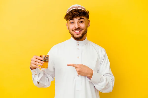 Jeune Homme Marocain Portant Costume Arabe Typique Buvant Thé Isolé — Photo