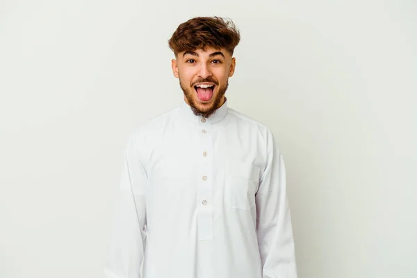 若いですモロッコ人男性身に着けています典型的なアラブ服白地に隔離面白いとフレンドリーな舌を突き出す — ストック写真