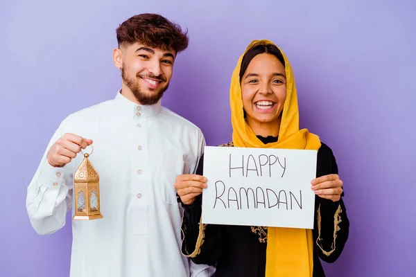 Młoda Marokańska Para Ubrana Typowy Arabski Kostium Świętujący Ramadan Fioletowym — Zdjęcie stockowe