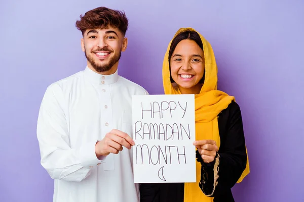 Młoda Marokańska Para Ubrana Typowy Arabski Kostium Świętujący Ramadan Fioletowym — Zdjęcie stockowe