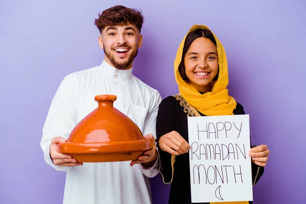 Jeune Couple Marocain Vêtu Costume Arabe Typique Célébrant Ramadan Isolé — Photo