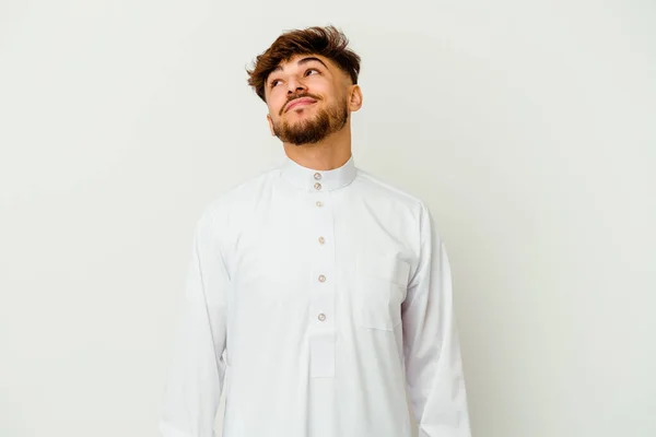 目標と目的を達成することを夢見て白い背景に隔離された典型的なアラブ服を身に着けている若いモロッコ人 — ストック写真