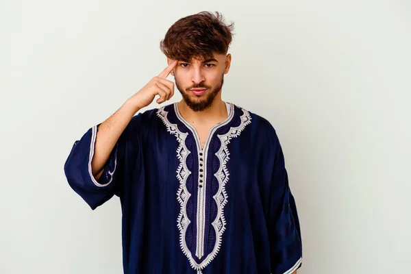 Jeune Homme Marocain Isolé Sur Fond Blanc Pointant Temple Avec — Photo