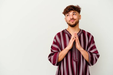 Genç Faslı bir adam beyaz arka planda izole edilmiş bir plan kuruyor..