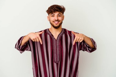 Faslı genç bir adam beyaz arka planda izole edilmiş, parmakları aşağıda, olumlu hisler içinde..