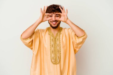 Faslı genç bir adam beyaz arka planda izole edilmiş. Gözlerinde işaret var.