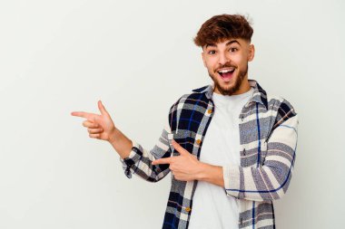 Faslı genç bir adam beyaz arka planda izole edilmiş..