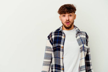 Beyaz arka planda yaşayan genç Faslı adam gördüğü bir şey yüzünden şoka uğruyor..