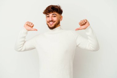 Beyaz arka plandaki genç Faslı kendini gururlu ve kendinden emin hissediyor, örnek olarak..