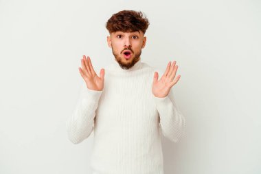 Beyaz arka planda yaşayan Faslı genç adam şaşırdı ve şok oldu..