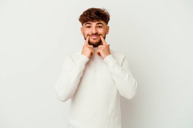 Faslı genç bir adam beyaz arka planda izole edilmiş iki seçenek arasında şüphe duyuyor.