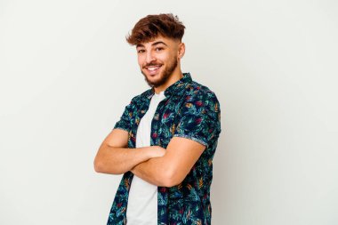 Genç Faslı adam beyaz arka planda izole edilmiş gülüyor ve eğleniyor.