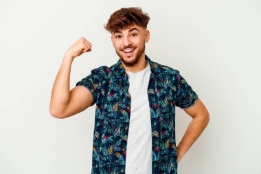 Beyaz arka planda yalnız kalmış genç Faslı kaygısız ve heyecanlı bir tezahürat yapıyor. Zafer konsepti.