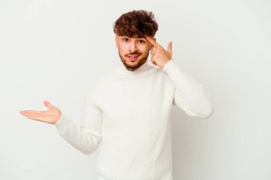 Beyaz arka planda izole edilmiş genç Faslı adam işaret parmağıyla hayal kırıklığı jesti gösteriyor..