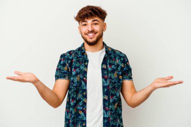 Beyaz arka planda izole edilmiş genç Faslı adam kollarıyla ölçek oluşturuyor, mutlu ve kendinden emin hissediyor..