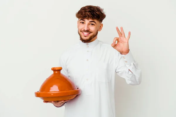 Giovane Marocchino Indossa Tipico Costume Arabo Tenendo Tajine Isolato Sfondo — Foto Stock
