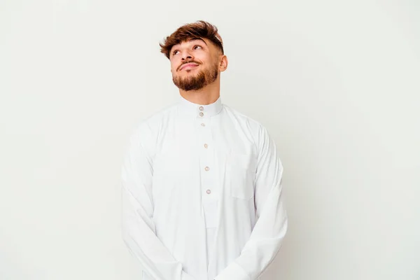 目標と目的を達成することを夢見て白地に隔離された典型的なアラビア語の衣装を身に着けている若いアラブ人 — ストック写真