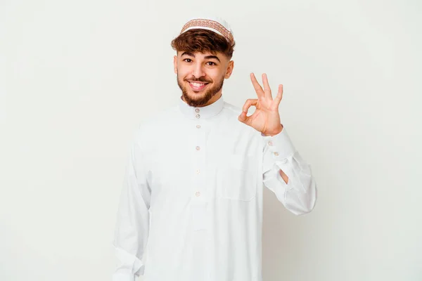 Jonge Arabische Man Draagt Typische Arabische Kostuum Geïsoleerd Witte Achtergrond — Stockfoto