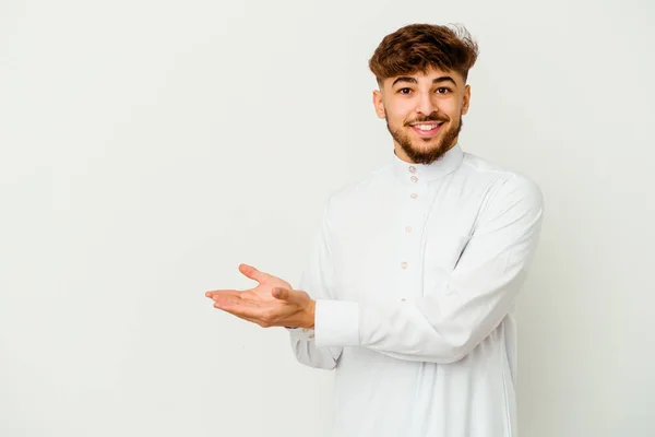 年轻的摩洛哥男子穿着典型的阿拉伯式衣服 背景白色 手掌上有一个复制空间 — 图库照片