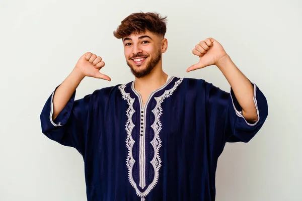 Jeune Homme Marocain Isolé Sur Fond Blanc Sent Fier Confiant — Photo