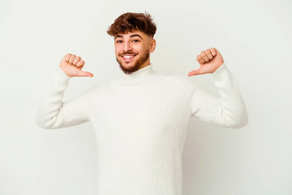 Junge Marokkanische Mann Isoliert Auf Weißem Hintergrund Fühlt Sich Stolz — Stockfoto