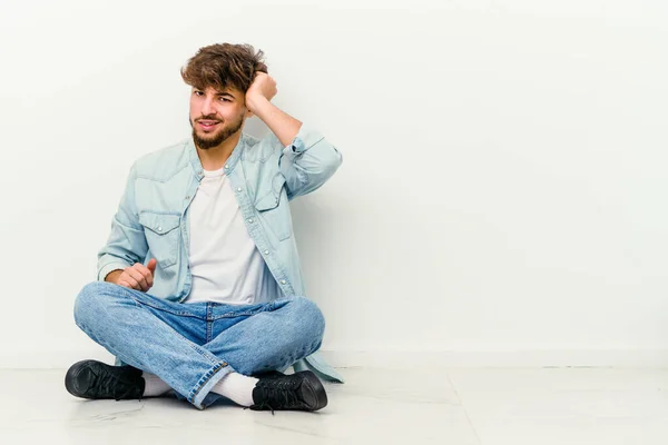 Jovem Marroquino Sentado Chão Isolado Fundo Branco Comemorando Uma Vitória — Fotografia de Stock