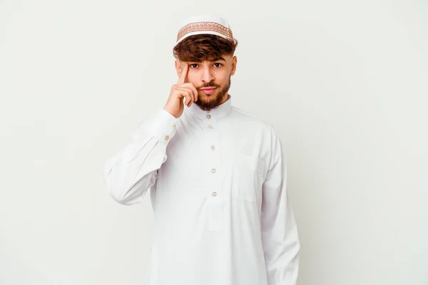 白い背景の寺院に隔離された典型的なアラビア語の衣装を身に着けている若いアラブ人は 指で考え タスクに焦点を当てました — ストック写真