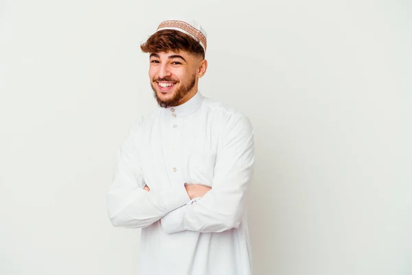 Giovane Arabo Indossa Tipico Costume Arabo Isolato Sfondo Bianco Ridendo — Foto Stock