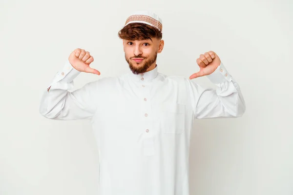 Jonge Arabische Man Draagt Typische Arabische Kostuum Geïsoleerd Witte Achtergrond — Stockfoto