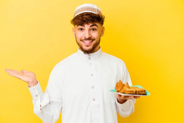 Giovane Marocchino Indossa Tipico Costume Arabo Mangiare Dolci Arabi Isolati — Foto Stock