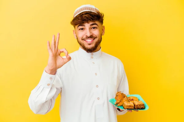 Giovane Marocchino Indossa Tipico Costume Arabo Mangiare Dolci Arabi Isolati — Foto Stock