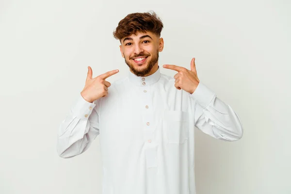 Mladý Maročan Nosí Typické Arabské Oblečení Izolované Bílém Pozadí Úsměvy — Stock fotografie