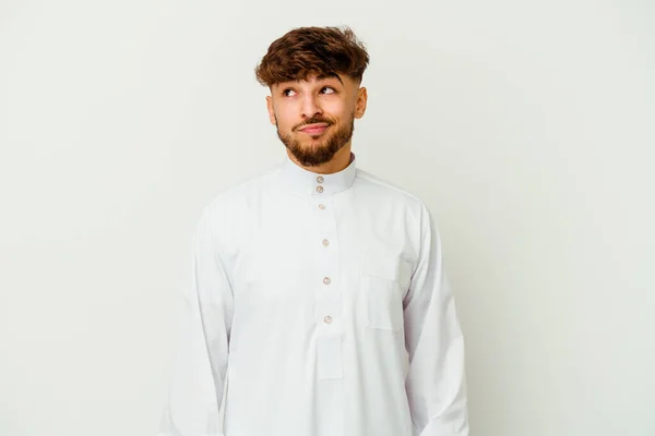 Jonge Marokkaanse Man Draagt Een Typische Arabische Kleding Geïsoleerd Witte — Stockfoto