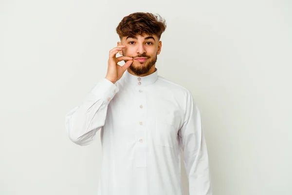 若いですモロッコ人男性を身に着けています典型的なアラブ服を身に着けています白い背景に隔離されました指で唇に秘密を保ちます — ストック写真