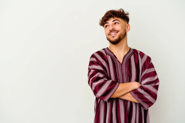 Jeune Homme Marocain Isolé Sur Fond Blanc Souriant Confiant Avec — Photo