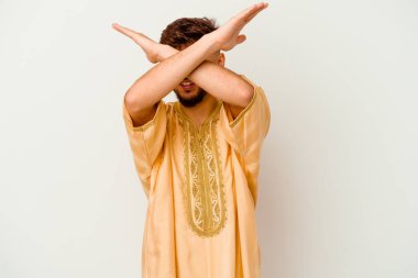 Genç Faslı bir adam beyaz arka planda izole edilmiş iki kolu çapraz tutuyor, inkar kavramı.