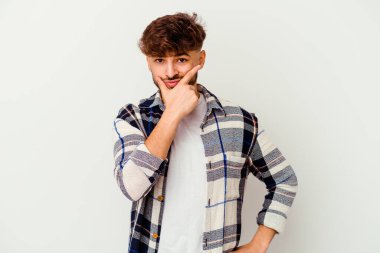 Genç Faslı bir adam beyaz arka planda izole edilmiş. Bir strateji planlıyor, bir iş yolu düşünüyor..