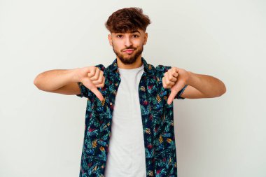 Beyaz arka planda izole edilmiş genç Faslı adam baş parmağını aşağı gösteriyor, hayal kırıklığı konsepti.