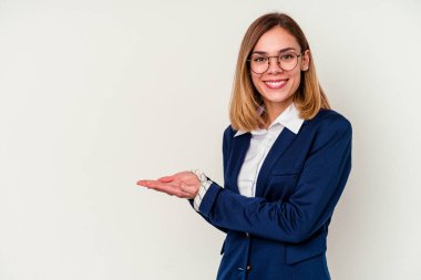 Beyaz arka planda izole edilmiş beyaz iş kadını. Elinde palmiye ağacında bir kopya alanı var..