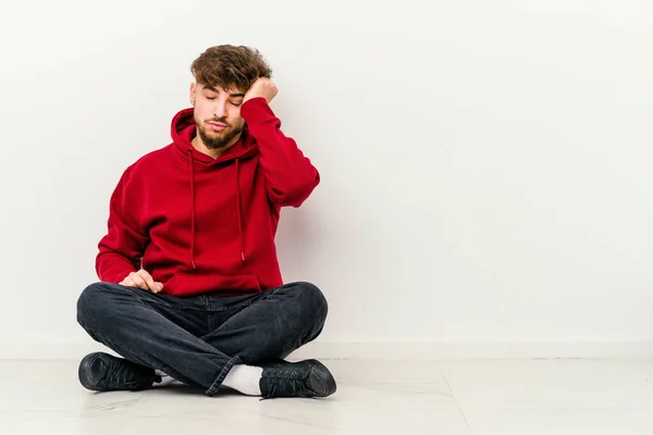 Jovem Marroquino Sentado Chão Isolado Fundo Branco Cansado Muito Sonolento — Fotografia de Stock