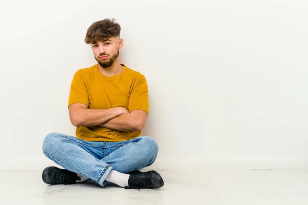 Jovem Marroquino Sentado Chão Isolado Fundo Branco Que Está Entediado — Fotografia de Stock