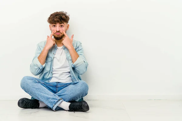 Jovem Marroquino Sentado Chão Isolado Fundo Branco Chorando Infeliz Com — Fotografia de Stock